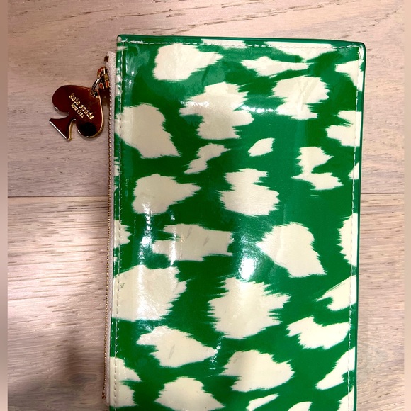KATE SPADE
KATE SPADE GREEN PAINTERLY CHEETAH PENCIL POUCH - Picture 3 of 5